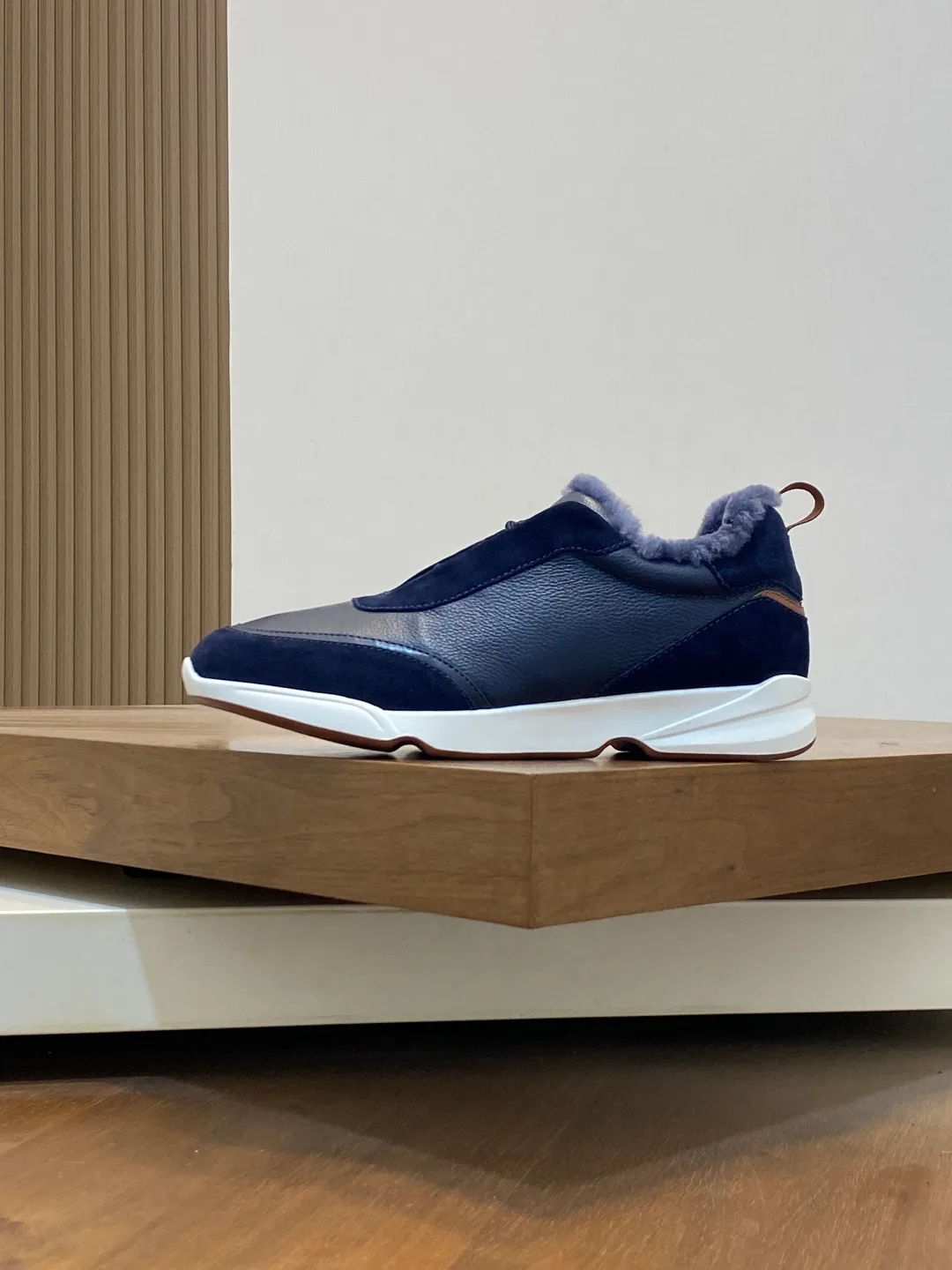 💰840 Winter LoroPiana WeekendWalk men's wool warm sneakers! Specially designed wool warm shoes for men! This WeekEndWalkEvo casual shoe reinterprets the WeekEnd casual shoe with a design that combines the characteristics of running shoes and walking shoes. An improved version of the classic shoe style in the autumn/winter series, the shoe body is made of fleece cotton blend with a slight elasticity to ensure that the upper part of the shoe is covered and fitted. The narrow silhouette in the middle and the warmth of the integrated fur lining make the shoes comfortable and practical to wear. The shoe details, combined with the lightweight rubber sole with ridged edges, add a sporty feel to the shoe. Kummel rubber sole with stitching and ultra-light technical material sole: This design structure helps distribute weight properly and improve shock absorption. Raised edges on the sole ensure traction and stability during walking. Body: 97% cotton, 3% spandex lining. Wool sole rubber! Size: 39/40/41/42/43/44 (45.46 customized) standard leather shoe size original box package